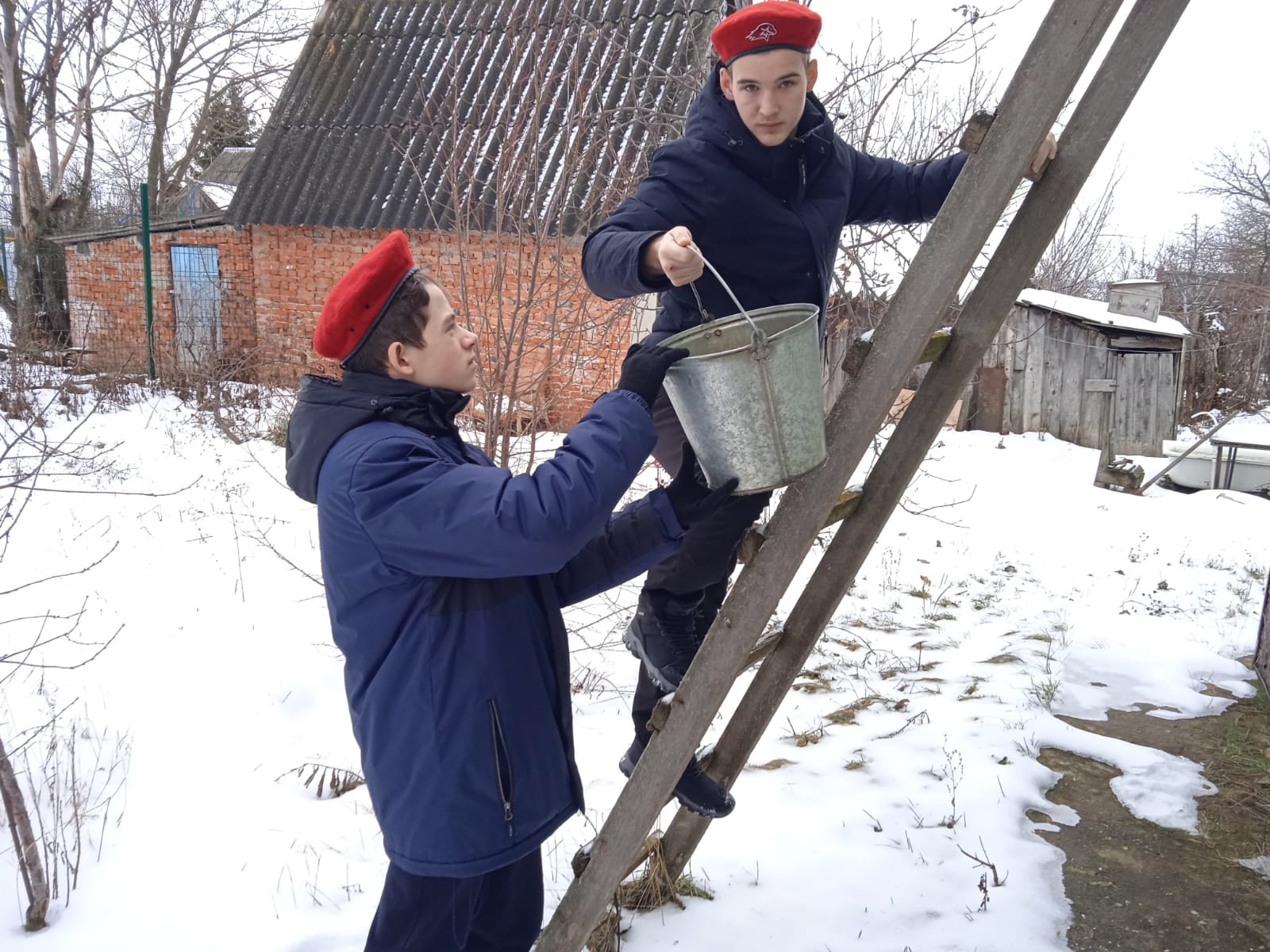 Помощь ветеранам педагогического труда.